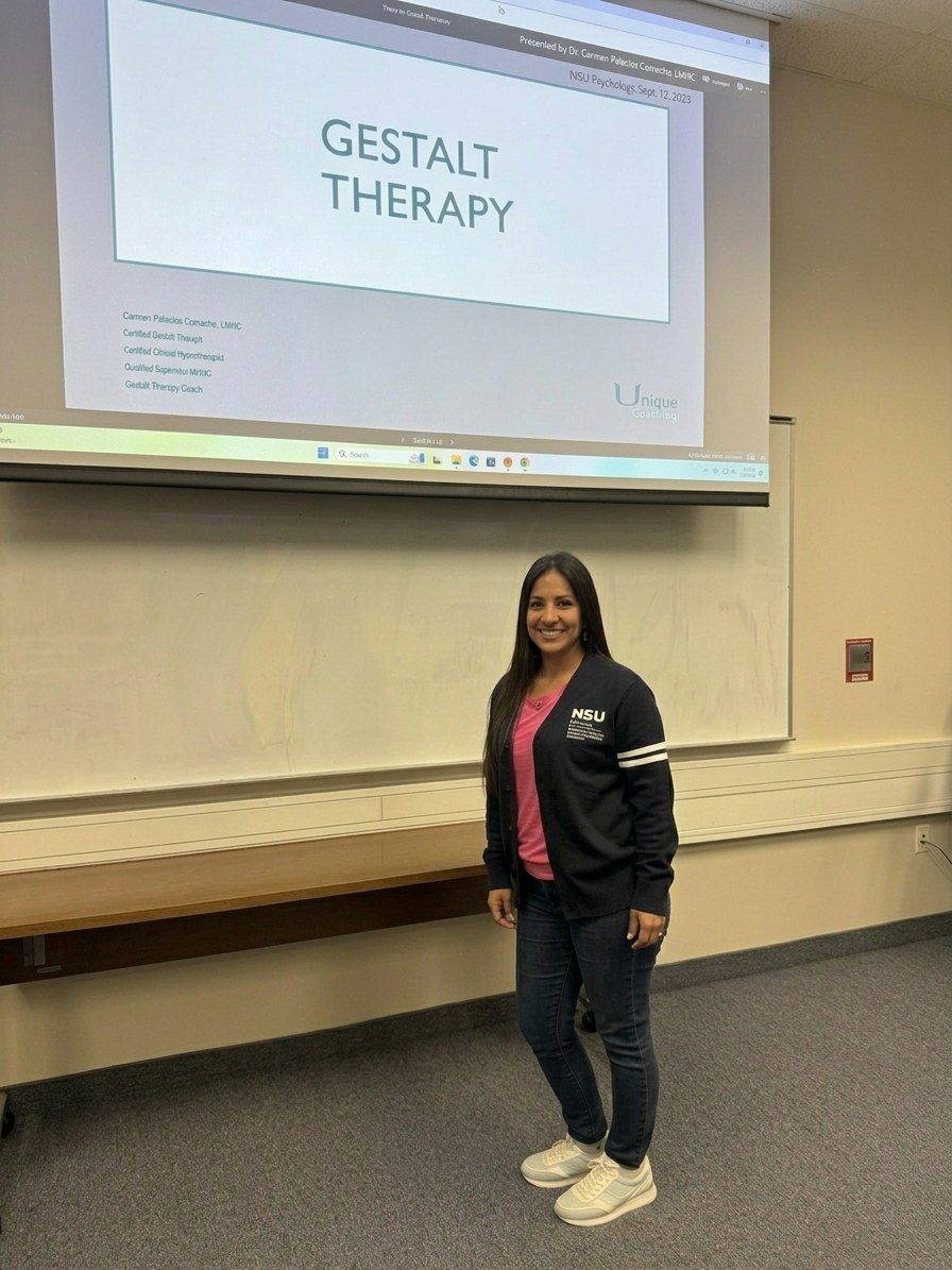 Carmen presenting a Gestalt Therapy training